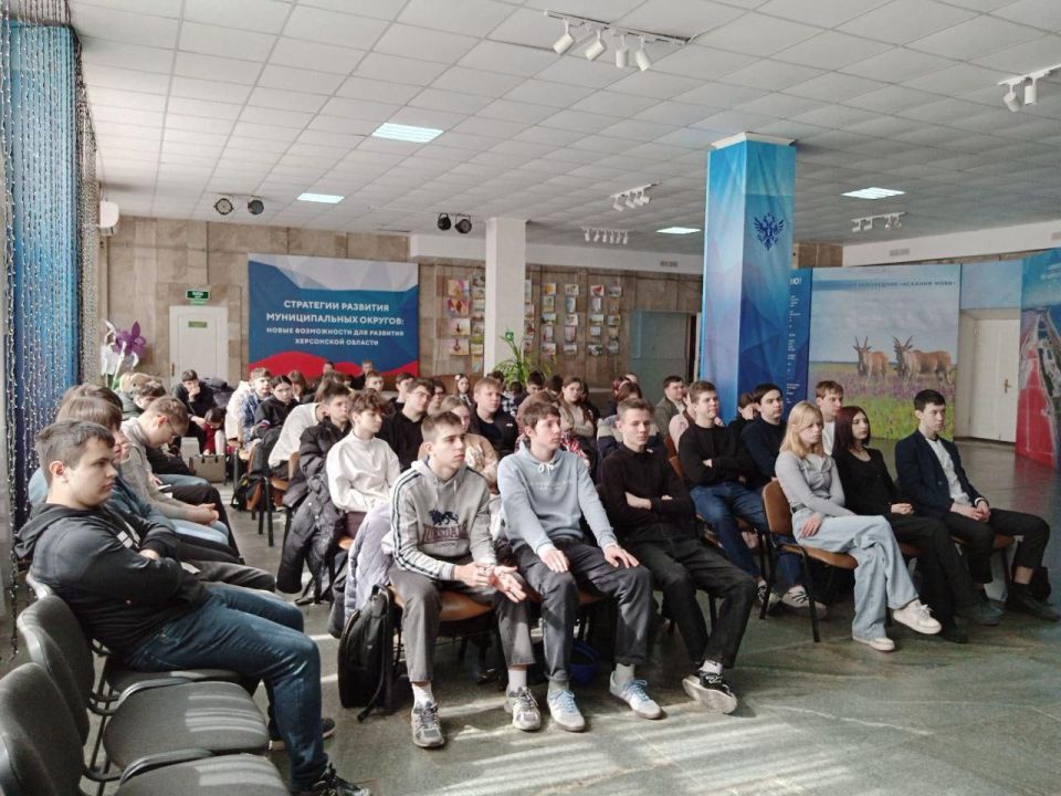 В Геническе прошел интерактивный урок, посвященный Дню воссоединения Крыма с Россией В Геническе прошел интерактивный урок, посвященный Дню воссоединения Крыма с Россией