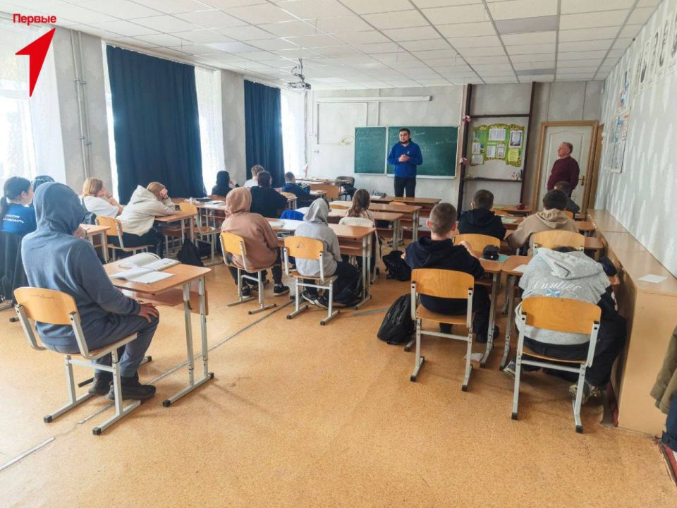 Первые Лазурненской школы приняли участие в викторине ко Дню воссоединения Крыма с Россией Первые Лазурненской школы приняли участие в викторине ко Дню воссоединения Крыма с Россией