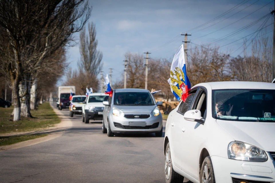Владимир Сальдо: Ко Дню воссоединения Крыма и Севастополя с Россией в Геническом округе прошёл автопробег «Флаг единства» Владимир Сальдо: Ко Дню воссоединения Крыма и Севастополя с Россией в Геническом округе прошёл автопробег «Флаг единства»
