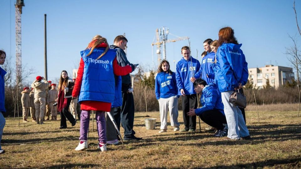 Владимир Сальдо: В Геническе высадили аллею в рамках акции «Сад памяти» Владимир Сальдо: В Геническе высадили аллею в рамках акции «Сад памяти»
