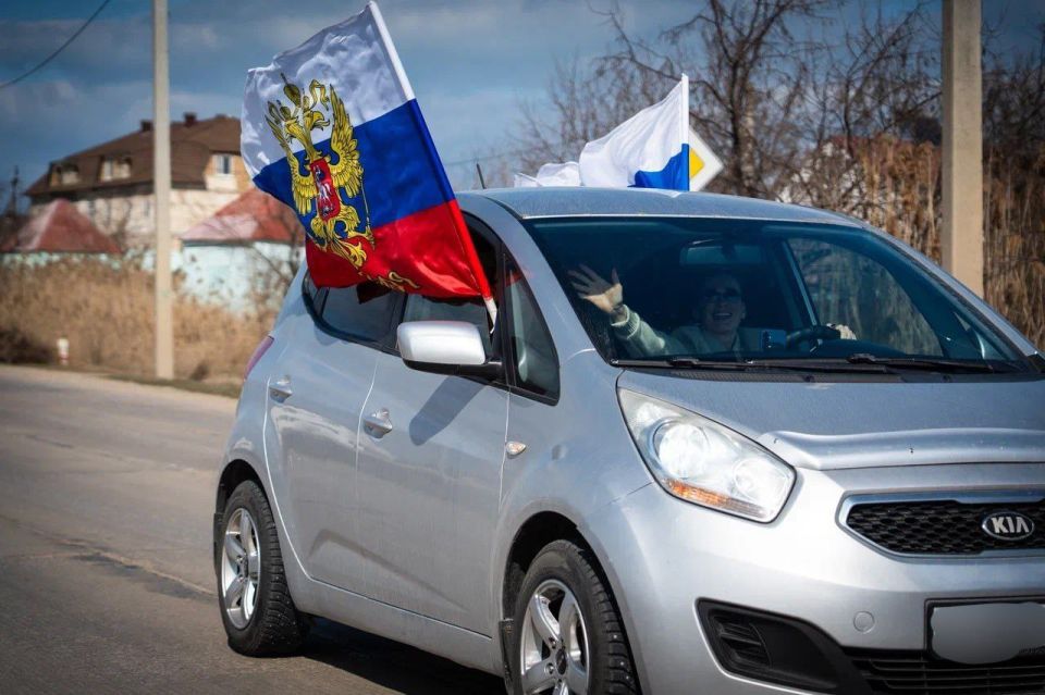 Владимир Сальдо: Ко Дню воссоединения Крыма и Севастополя с Россией в Геническом округе прошёл автопробег «Флаг единства» Владимир Сальдо: Ко Дню воссоединения Крыма и Севастополя с Россией в Геническом округе прошёл автопробег «Флаг единства»