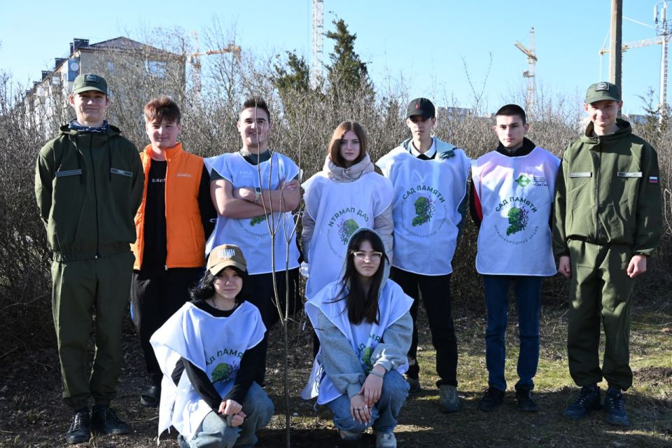 В Геническе торжественно открыли седьмой сезон международной акции «Сад Памяти» высадкой аллеи катальп В Геническе торжественно открыли седьмой сезон международной акции «Сад Памяти» высадкой аллеи катальп