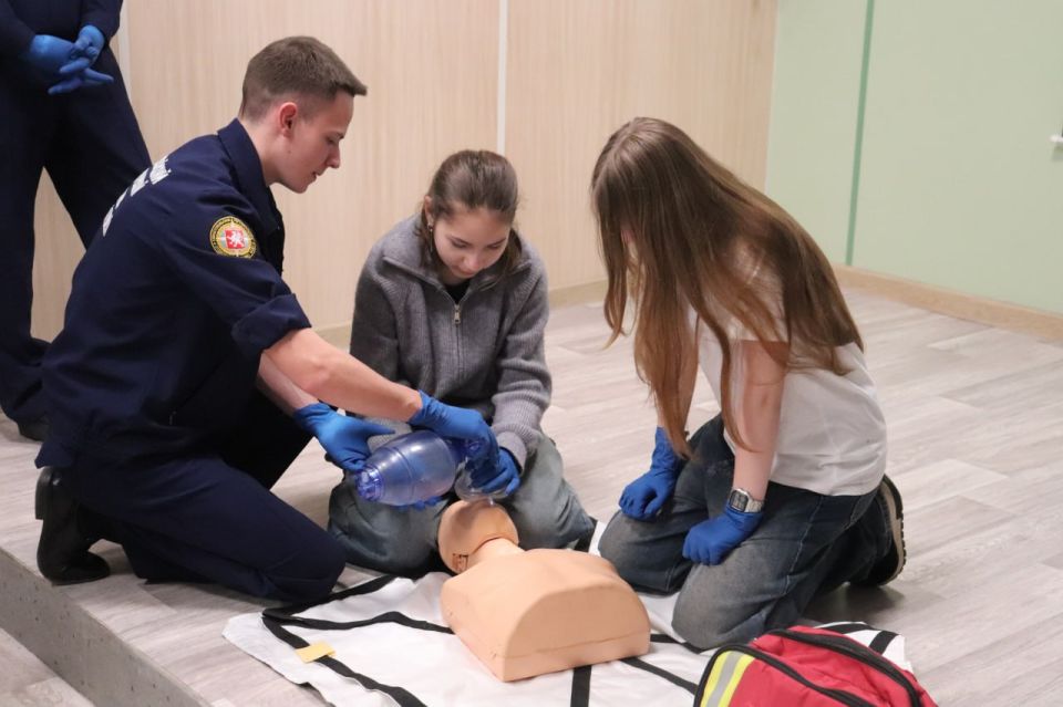 Добровольцы Херсонского РО ВСКС провели занятия по оказанию первой помощи для учеников генических школ №2 и №4 Добровольцы Херсонского РО ВСКС провели занятия по оказанию первой помощи для учеников генических школ №2 и №4