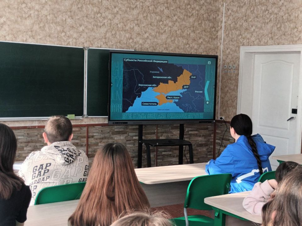 Надежда Бабешко: В Ивановской школе при участии представителей Ивановского местного отделения Единой России состоялось познавательное мероприятие для учащихся 7-х классов, посвящённое Дню воссоединения Крыма с Российской... Надежда Бабешко: В Ивановской школе при участии представителей Ивановского местного отделения Единой России состоялось познавательное мероприятие для учащихся 7-х классов, посвящённое Дню воссоединения Крыма с Российской...