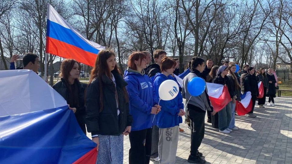 В Геническе студенты отметили годовщину воссоединения Крыма с Россией В Геническе студенты отметили годовщину воссоединения Крыма с Россией