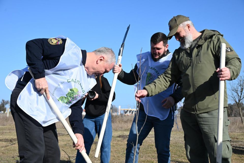В Геническе торжественно открыли седьмой сезон международной акции «Сад Памяти» высадкой аллеи катальп В Геническе торжественно открыли седьмой сезон международной акции «Сад Памяти» высадкой аллеи катальп