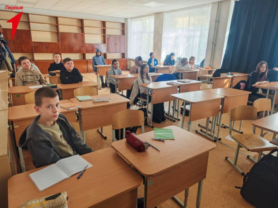 Первые Лазурненской школы приняли участие в викторине ко Дню воссоединения Крыма с Россией Первые Лазурненской школы приняли участие в викторине ко Дню воссоединения Крыма с Россией