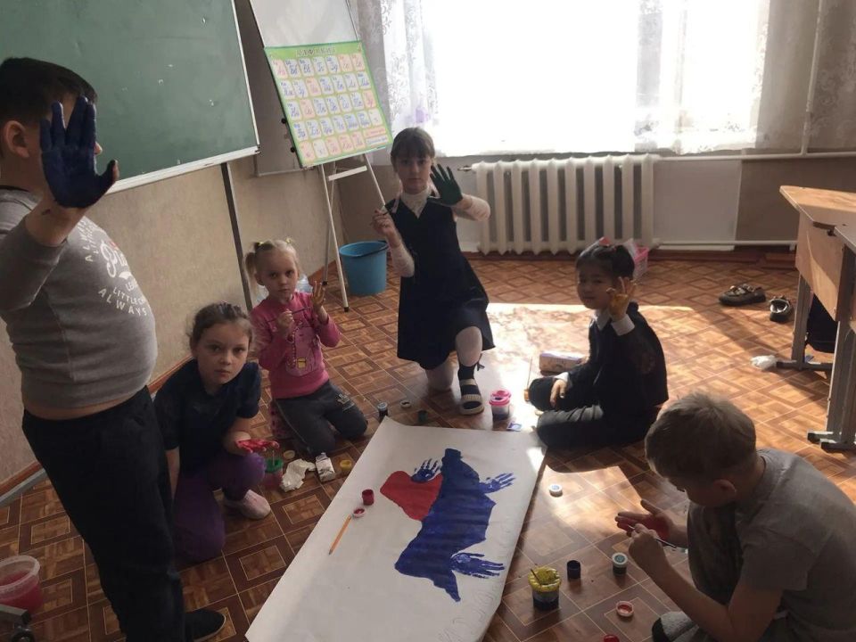 В Тавричанской школе прошли занятия, посвящённые воссоединению Крыма с Россией В Тавричанской школе прошли занятия, посвящённые воссоединению Крыма с Россией