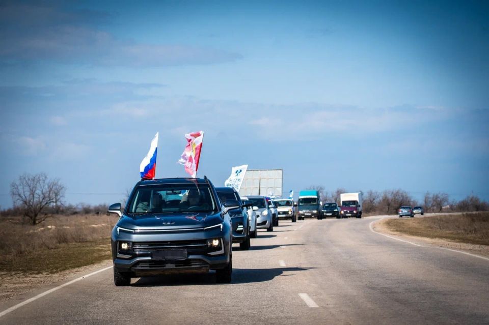 Владимир Сальдо: Ко Дню воссоединения Крыма и Севастополя с Россией в Геническом округе прошёл автопробег «Флаг единства» Владимир Сальдо: Ко Дню воссоединения Крыма и Севастополя с Россией в Геническом округе прошёл автопробег «Флаг единства»