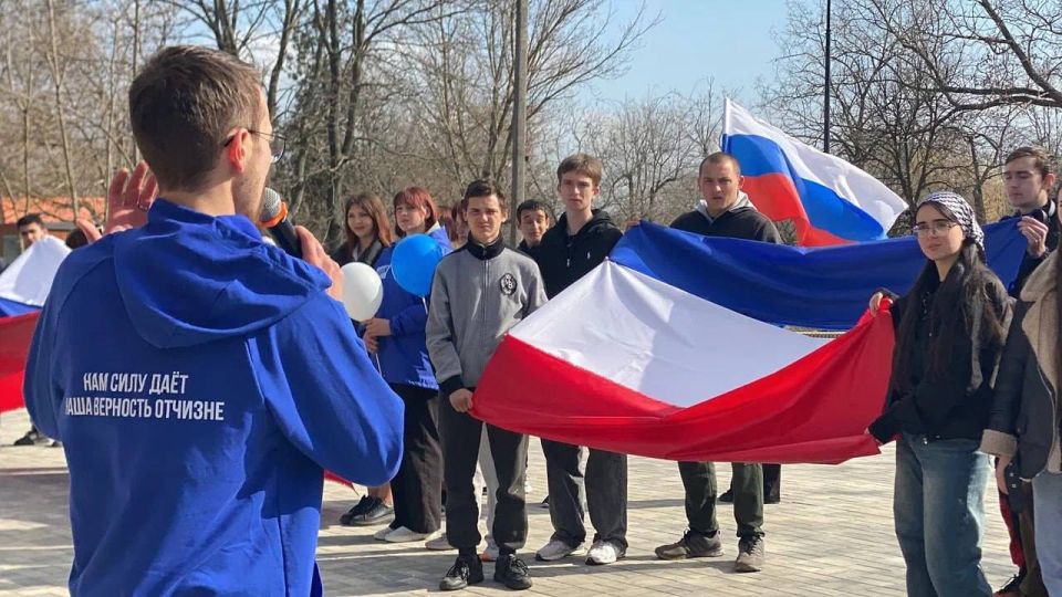 В Геническе студенты отметили годовщину воссоединения Крыма с Россией В Геническе студенты отметили годовщину воссоединения Крыма с Россией