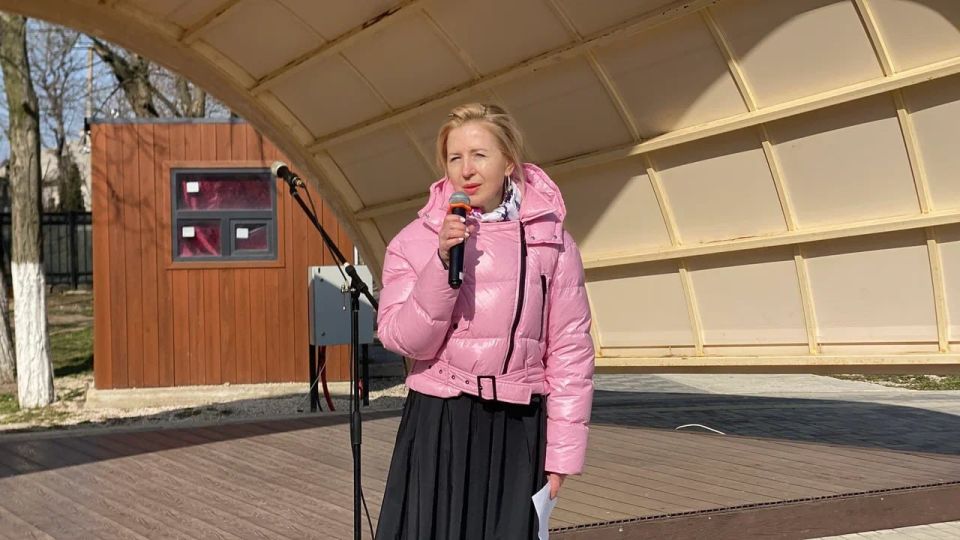 Вместе с Крымом. В парке Шевченко Геническа студенты строительного и медицинского колледжей , а также техникума сферы обслуживания приняли участие в акции в честь годовщины воссоединения Крыма с Россией Вместе с Крымом. В парке Шевченко Геническа студенты строительного и медицинского колледжей , а также техникума сферы обслуживания приняли участие в акции в честь годовщины воссоединения Крыма с Россией