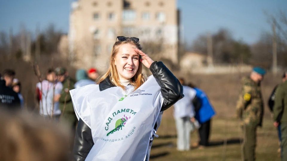Владимир Сальдо: В Геническе высадили аллею в рамках акции «Сад памяти» Владимир Сальдо: В Геническе высадили аллею в рамках акции «Сад памяти»