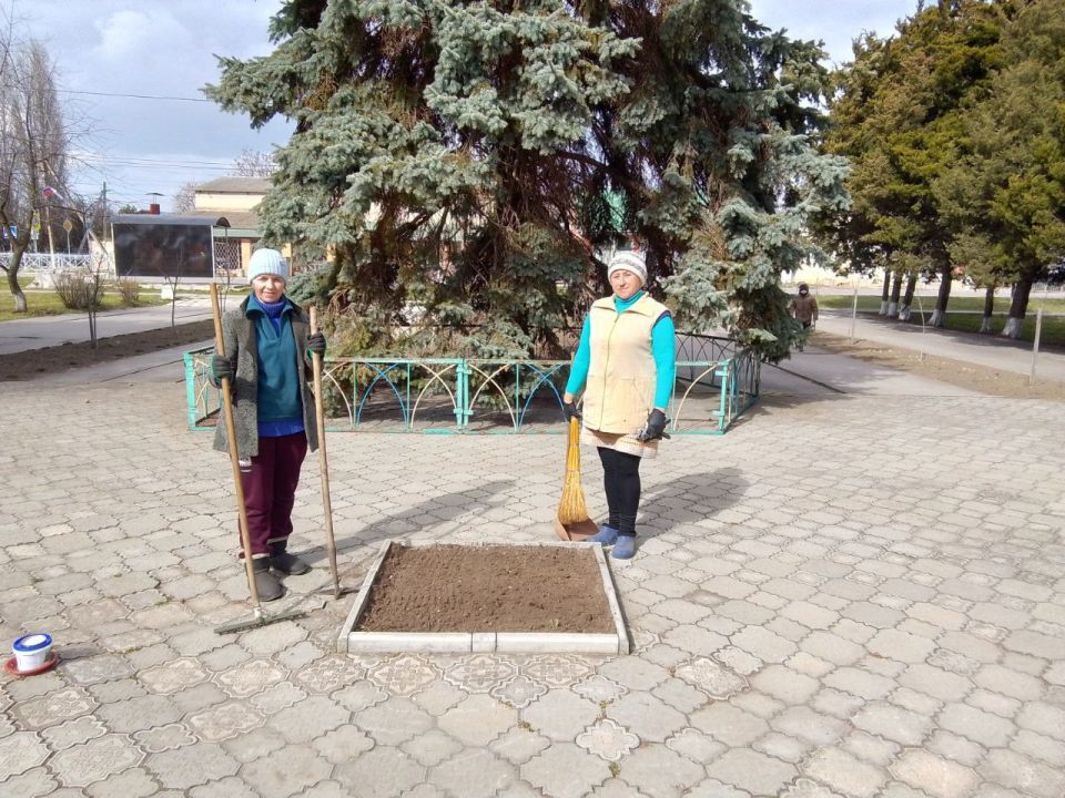 Весенние хлопоты. Работники Лазурненского Дома культуры провели весенний субботник на территории учреждения