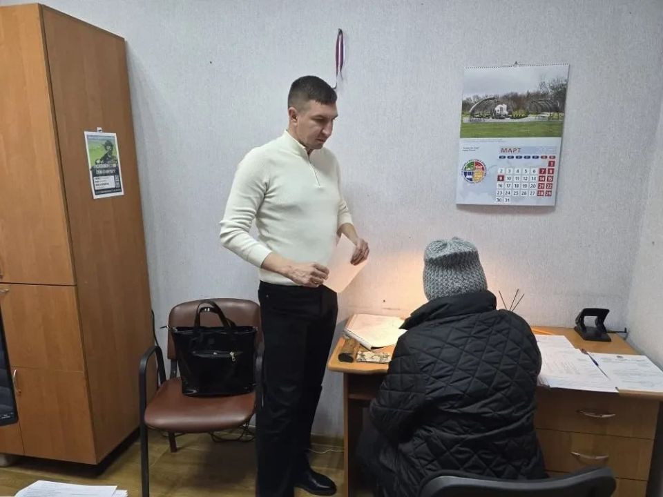 Сотрудники администрации Чаплинского муниципального округа помогают гражданам решать вопросы Сотрудники администрации Чаплинского муниципального округа помогают гражданам решать вопросы