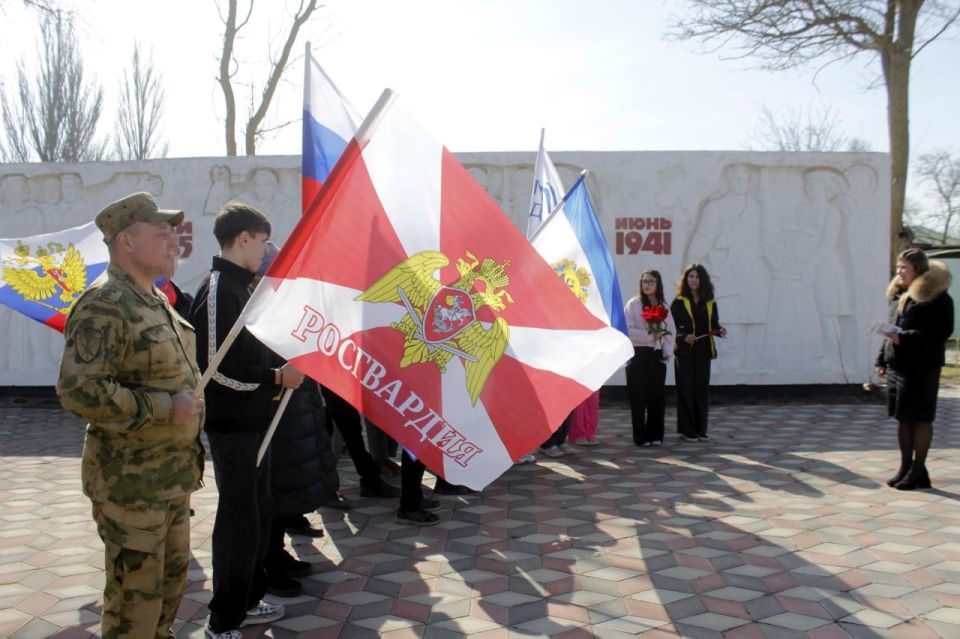В Херсонской области в День воссоединения Крыма с Россией росгвардейцы возглавили колонну праздничного автопробега В Херсонской области в День воссоединения Крыма с Россией росгвардейцы возглавили колонну праздничного автопробега