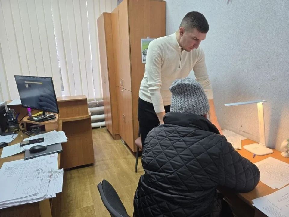 Сотрудники администрации Чаплинского муниципального округа помогают гражданам решать вопросы Сотрудники администрации Чаплинского муниципального округа помогают гражданам решать вопросы