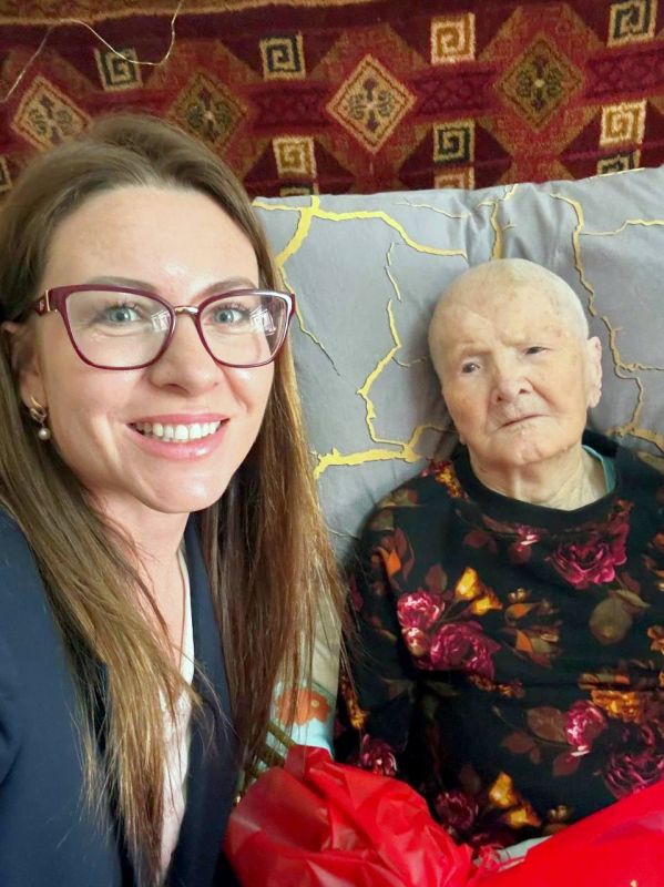 Живая легенда школы. Мы приехали к ней с цветами Живая легенда школы. Мы приехали к ней с цветами