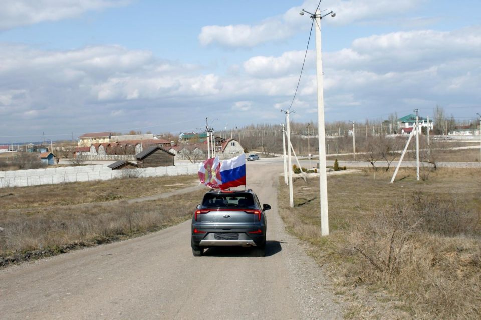 В Херсонской области в День воссоединения Крыма с Россией росгвардейцы возглавили колонну праздничного автопробега В Херсонской области в День воссоединения Крыма с Россией росгвардейцы возглавили колонну праздничного автопробега
