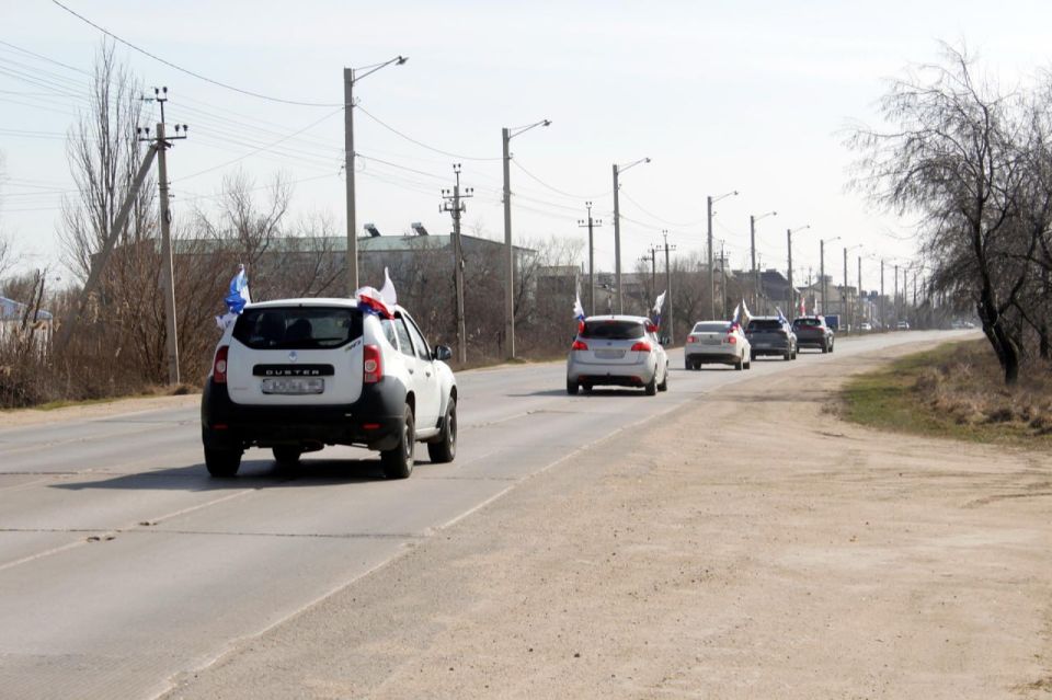 В Херсонской области в День воссоединения Крыма с Россией росгвардейцы возглавили колонну праздничного автопробега В Херсонской области в День воссоединения Крыма с Россией росгвардейцы возглавили колонну праздничного автопробега