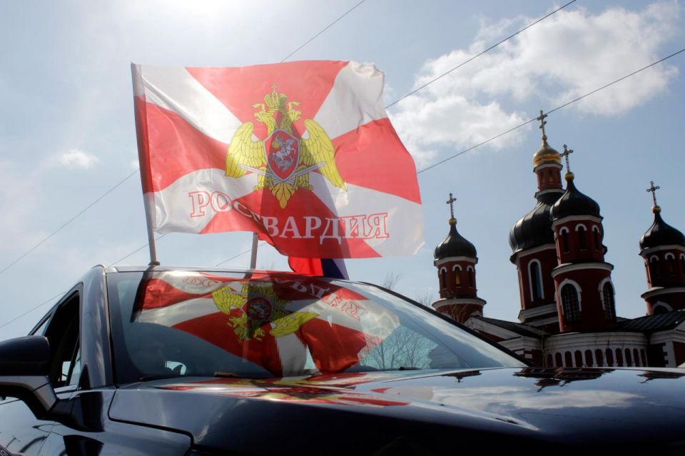 В Херсонской области в День воссоединения Крыма с Россией росгвардейцы возглавили колонну праздничного автопробега В Херсонской области в День воссоединения Крыма с Россией росгвардейцы возглавили колонну праздничного автопробега