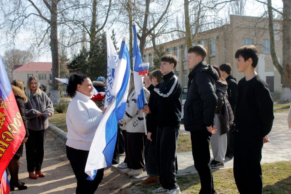 В Херсонской области в День воссоединения Крыма с Россией росгвардейцы возглавили колонну праздничного автопробега В Херсонской области в День воссоединения Крыма с Россией росгвардейцы возглавили колонну праздничного автопробега