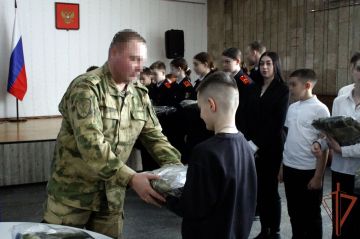 Воспитанники подшефных классов Росгвардии получили единую форму одежды в Херсонской области