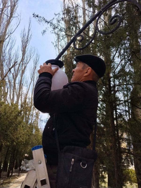Александр Дудка: Замена плафонов на Аллее Любви в Скадовске Александр Дудка: Замена плафонов на Аллее Любви в Скадовске