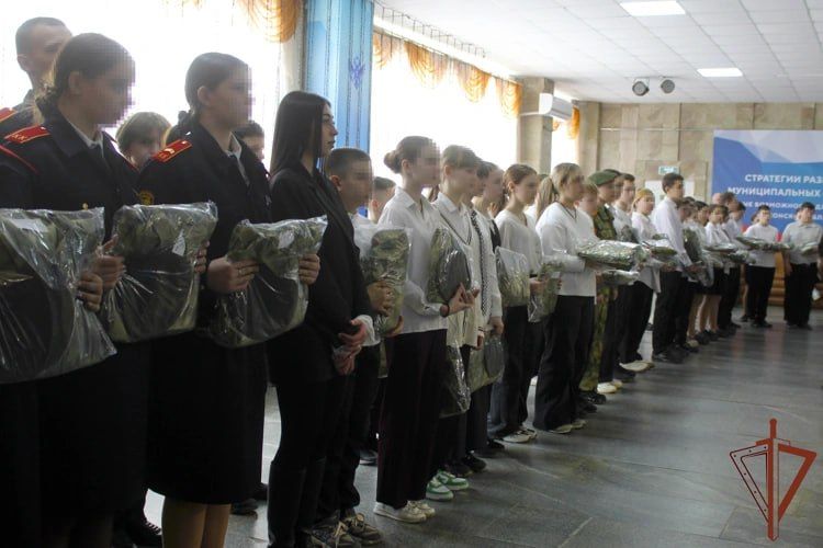 Воспитанники подшефных классов Росгвардии получили единую форму одежды в Херсонской области Воспитанники подшефных классов Росгвардии получили единую форму одежды в Херсонской области