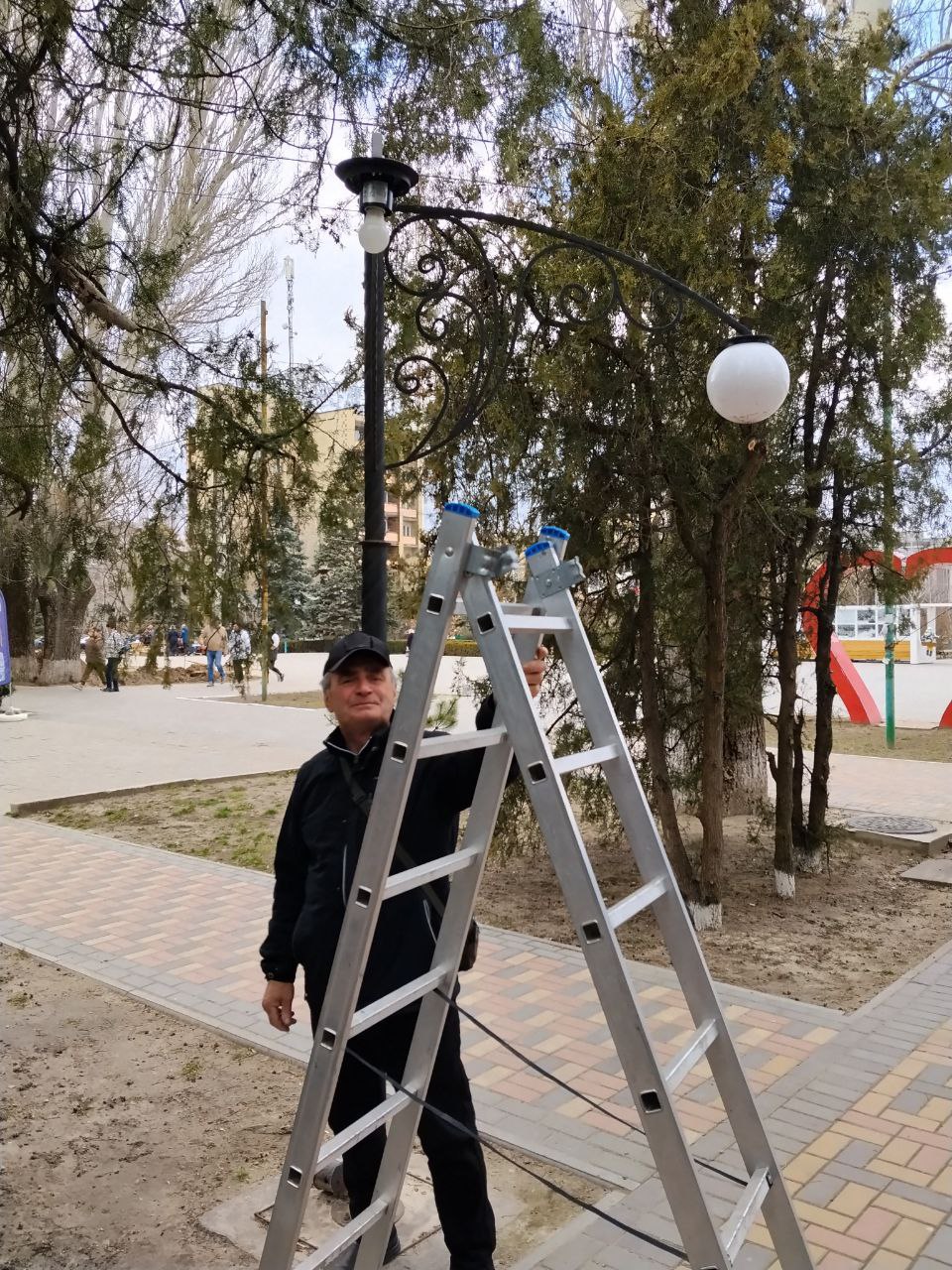 Александр Дудка: Замена плафонов на Аллее Любви в Скадовске Александр Дудка: Замена плафонов на Аллее Любви в Скадовске