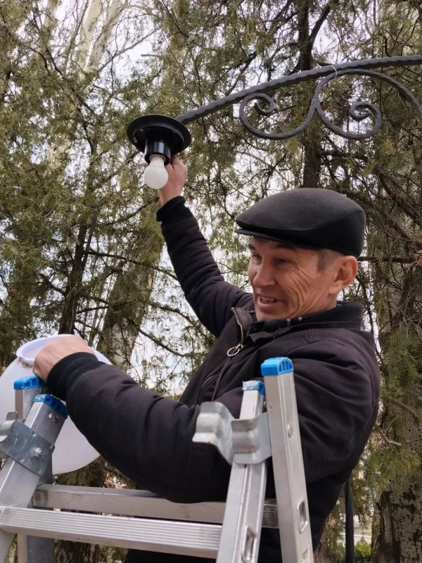Александр Дудка: Замена плафонов на Аллее Любви в Скадовске Александр Дудка: Замена плафонов на Аллее Любви в Скадовске