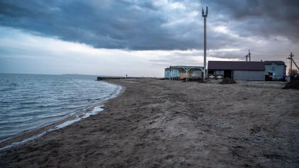 От субботника к системной экологии: на Арабатской стрелке стартовал масштабный проект «Чистый берег» От субботника к системной экологии: на Арабатской стрелке стартовал масштабный проект «Чистый берег»