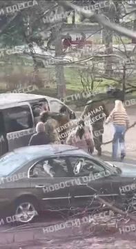 Енот из Херсона: Одесса. У украинских ухилянтов остались только одни защитники - женщины, но даже они не в силах помешать киевскому режиму истребить собственное население