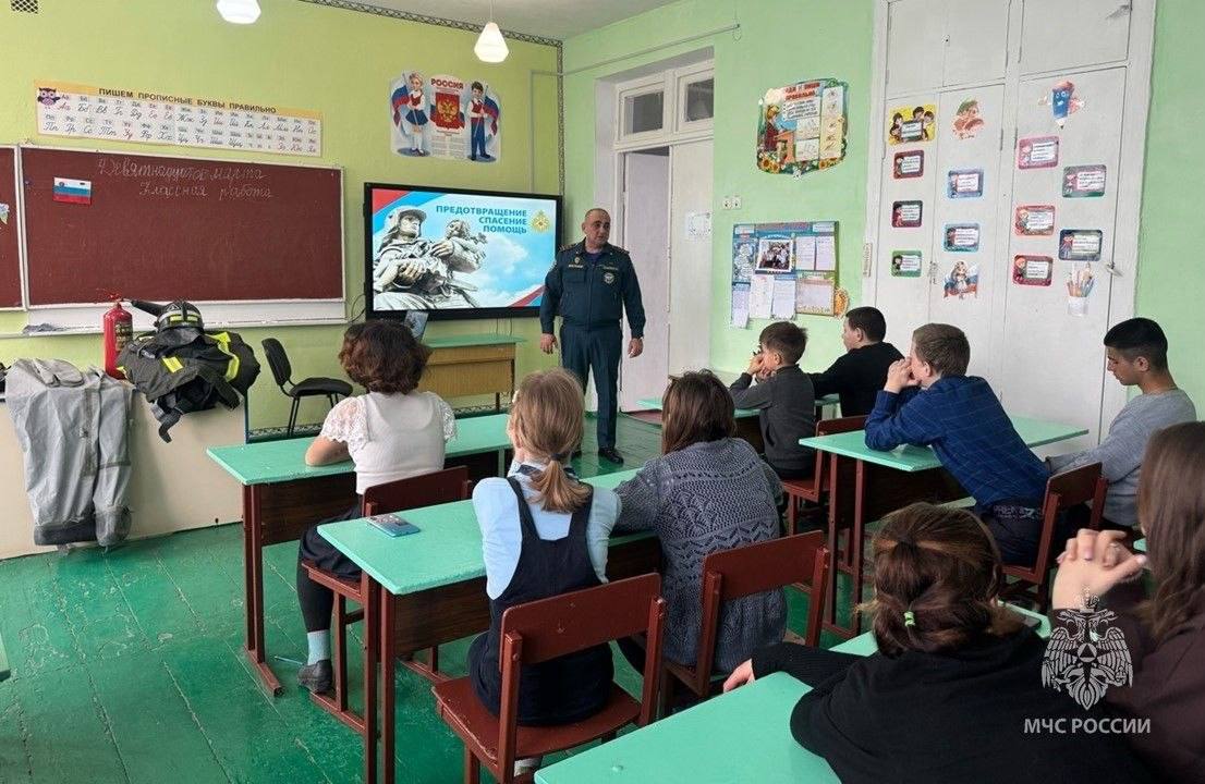 Сотрудники МЧС провели уроки по пожарной безопасности в школах