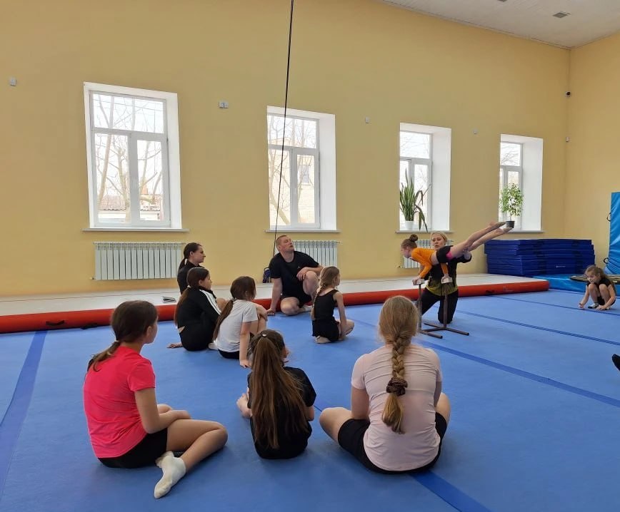 Мастер спорта из Краснодарского края провела интенсив по акробатике в Генической спортшколе Мастер спорта из Краснодарского края провела интенсив по акробатике в Генической спортшколе