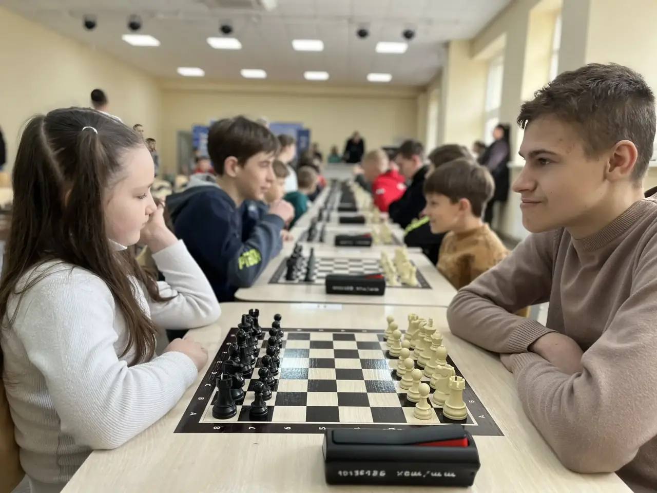 Шахматы – это умение держать паузу, просчитывать шаги и не теряться, когда что-то идёт не по плану Шахматы – это умение держать паузу, просчитывать шаги и не теряться, когда что-то идёт не по плану