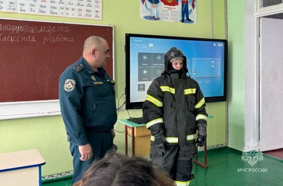 Сотрудники МЧС провели занятия по пожарной безопасности в школах Нижнесерогозского и Ивановского округов Сотрудники МЧС провели занятия по пожарной безопасности в школах Нижнесерогозского и Ивановского округов