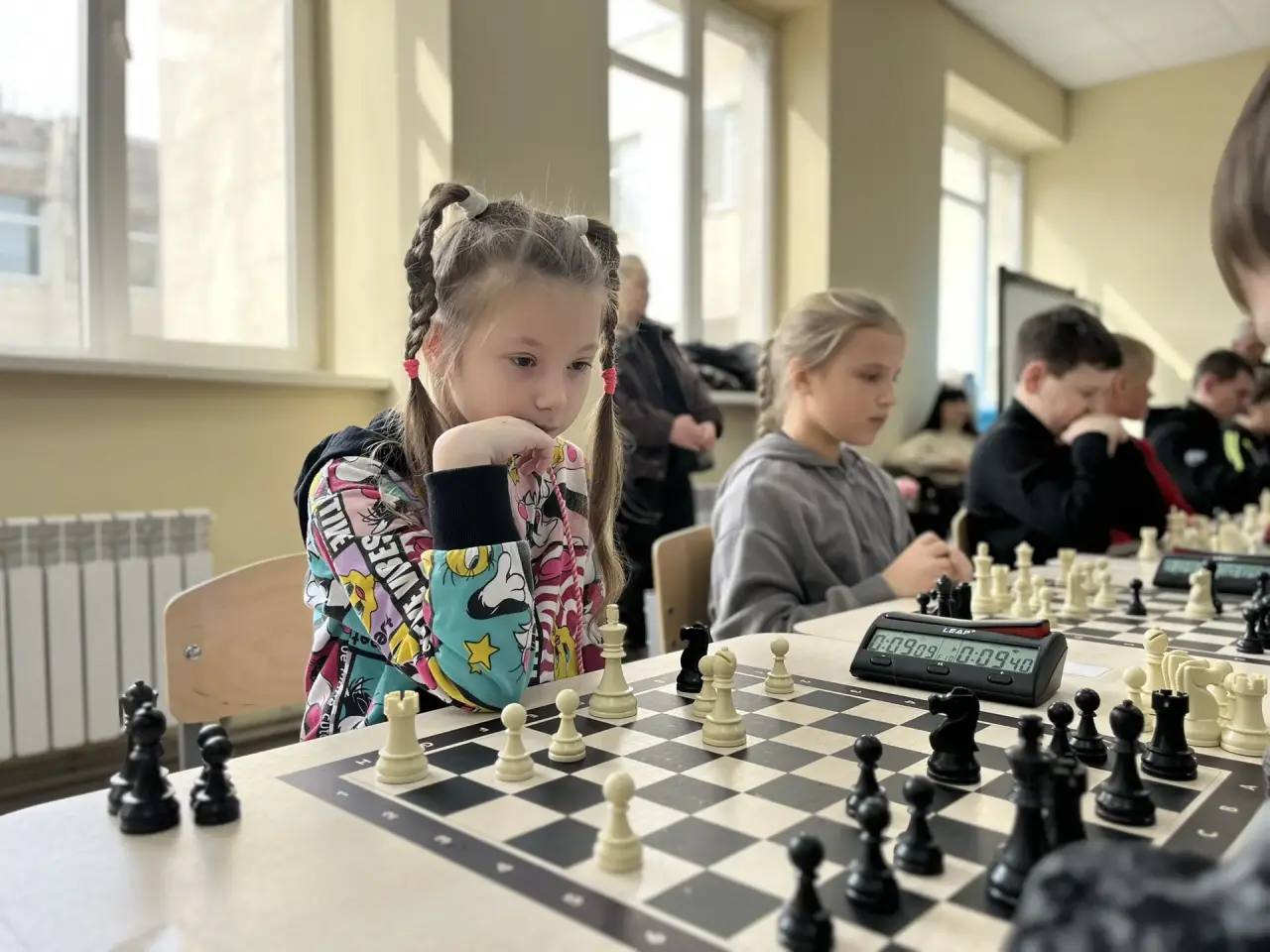 Шахматы – это умение держать паузу, просчитывать шаги и не теряться, когда что-то идёт не по плану Шахматы – это умение держать паузу, просчитывать шаги и не теряться, когда что-то идёт не по плану