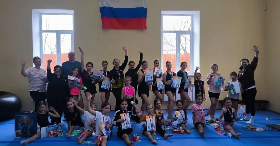 Мастер спорта из Краснодарского края провела интенсив по акробатике в Генической спортшколе