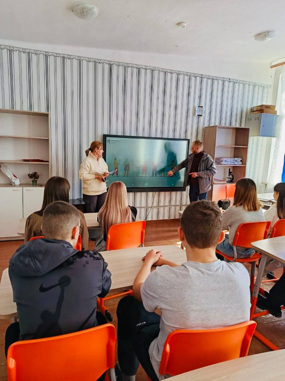 Новотроицкие коммунисты встретились с учащимися Александровской школы Новотроицкие коммунисты встретились с учащимися Александровской школы