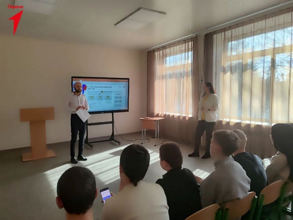 Специалисты Движения Первых Херсонской области провели серию встреч со школьниками Геническа Специалисты Движения Первых Херсонской области провели серию встреч со школьниками Геническа