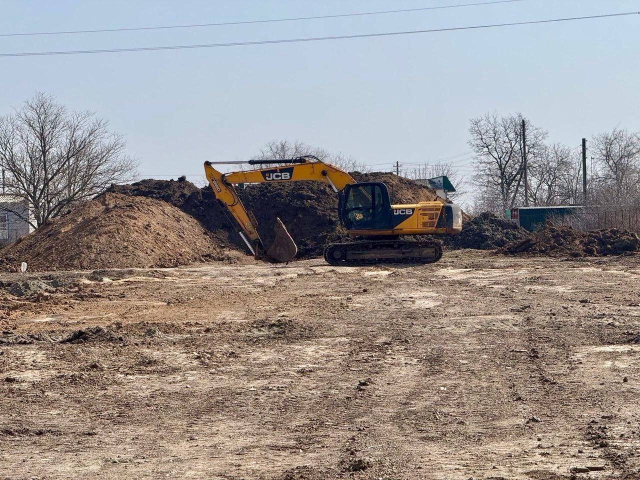 Ещё на днях здесь был пустырь Ещё на днях здесь был пустырь