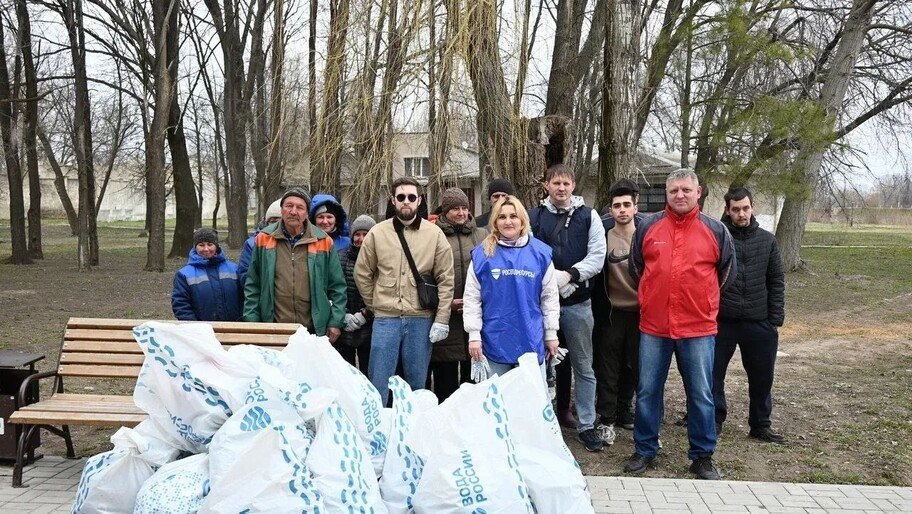 Волонтеры собрали 22 мешка с мусором на берегу реки Каланчак