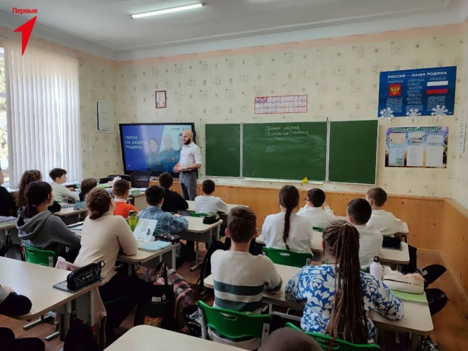Специалисты Движения Первых Херсонской области провели серию встреч со школьниками Геническа Специалисты Движения Первых Херсонской области провели серию встреч со школьниками Геническа