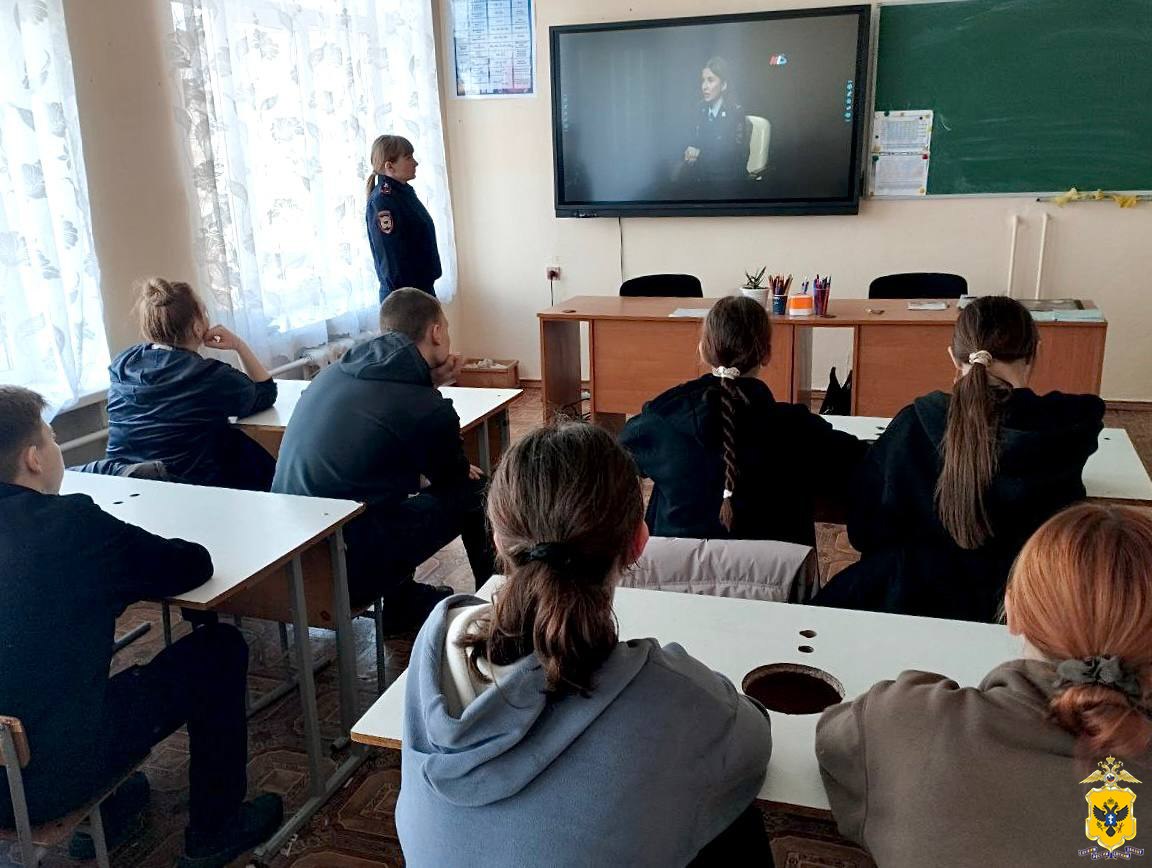 В Херсонской области полицейские продолжают цикл профилактических мероприятий для школьников по антидропперству В Херсонской области полицейские продолжают цикл профилактических мероприятий для школьников по антидропперству