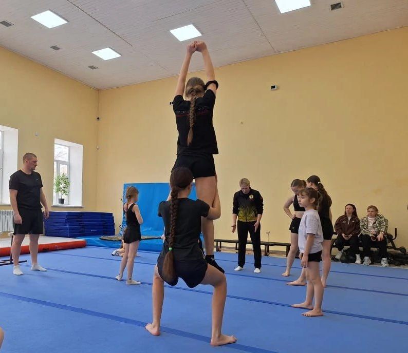 Мастер спорта из Краснодарского края Марина Рогозина провела интенсив по акробатике в Генической спортивной школе Мастер спорта из Краснодарского края Марина Рогозина провела интенсив по акробатике в Генической спортивной школе