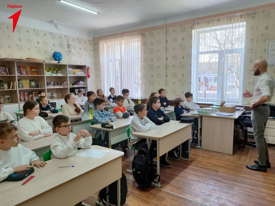 Специалисты Движения Первых Херсонской области провели серию встреч со школьниками Геническа Специалисты Движения Первых Херсонской области провели серию встреч со школьниками Геническа