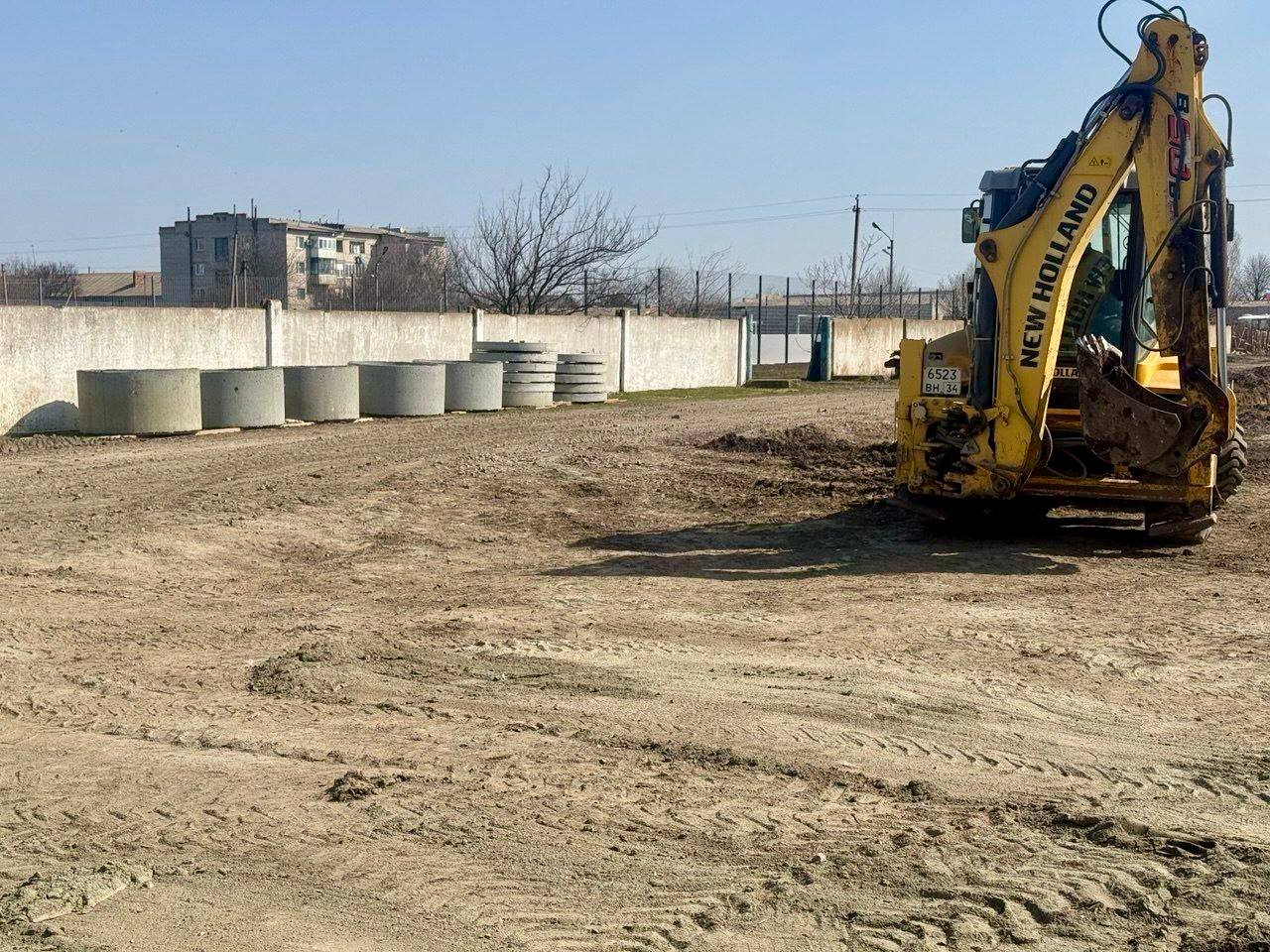 Ещё на днях здесь был пустырь Ещё на днях здесь был пустырь