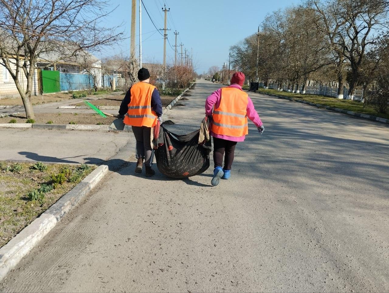 МБУ «Джарылгач»: уборка старого кладбища в Скадовске МБУ «Джарылгач»: уборка старого кладбища в Скадовске