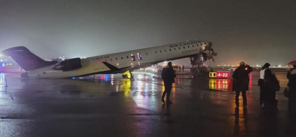 Самолет Air Canada Express при посадке в Нью-Йорке врезался в пожарный автомобиль Самолет Air Canada Express при посадке в Нью-Йорке врезался в пожарный автомобиль