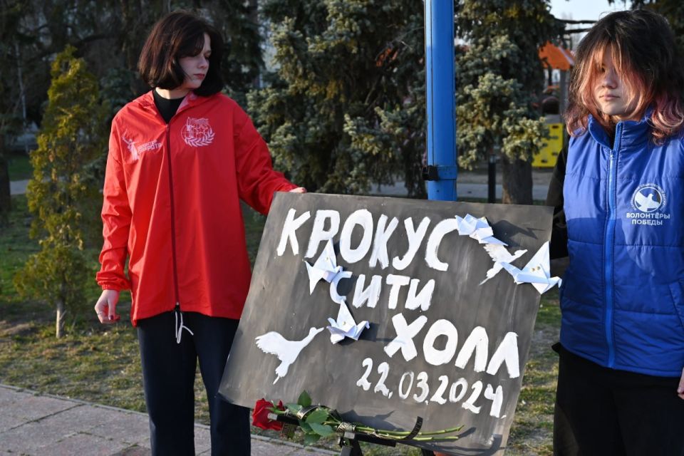 Александр Дудка: Скадовская молодежь почтила память жертв теракта в «Крокус Сити Холле» Александр Дудка: Скадовская молодежь почтила память жертв теракта в «Крокус Сити Холле»